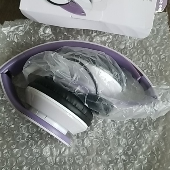 Brand New  Headphones - Picture 3 of 5
